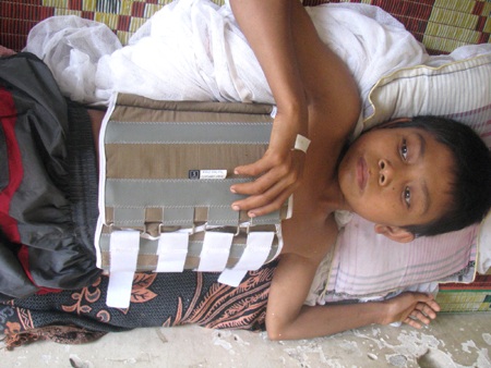 Nước mắt người cha cõng con 20km đi cấp cứu - 1