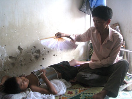 Nước mắt người cha cõng con 20km đi cấp cứu - 3