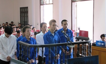 Nhóm côn đồ nổ súng giữa ban ngày lĩnh án - 1