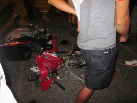 Xe máy húc taxi, 4 người nhập viện - 2