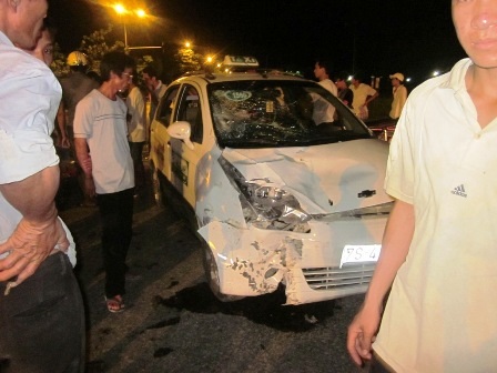 Xe máy húc taxi, 4 người nhập viện - 1