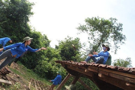 Màu áo xanh tình nguyện qua các bản làng - 2 Màu áo xanh tình nguyện qua các bản làng - 2
