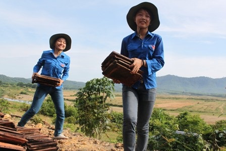 Màu áo xanh tình nguyện qua các bản làng - 1 Màu áo xanh tình nguyện qua các bản làng - 1
