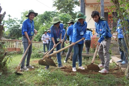 Màu áo xanh tình nguyện qua các bản làng - 4 Màu áo xanh tình nguyện qua các bản làng - 4
