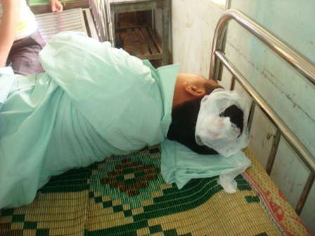 Vừa đập phá tài sản, vừa chém người - 1