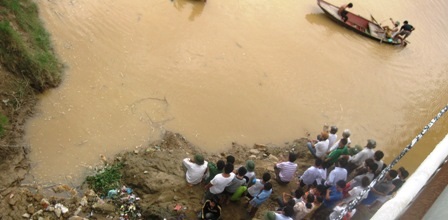 Bé trai 2 tuổi chết đuối trên sông Lam  - 1