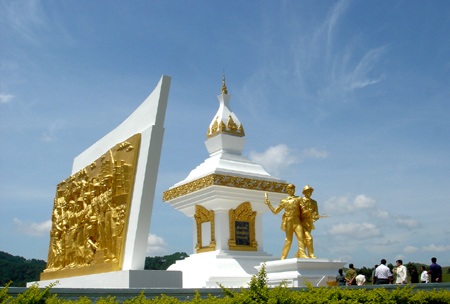 Dựng đài tưởng niệm các liệt sĩ tình nguyện Việt Nam tại Lào - 1