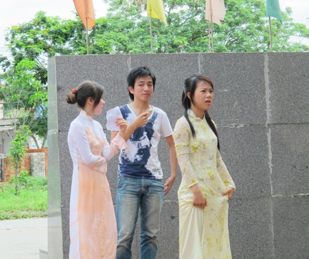 Xem thí sinh múa, hát... tranh tài  - 1