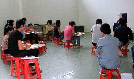 Thí sinh trổ tài vẽ tượng - 6 Thí sinh trổ tài vẽ tượng - 6