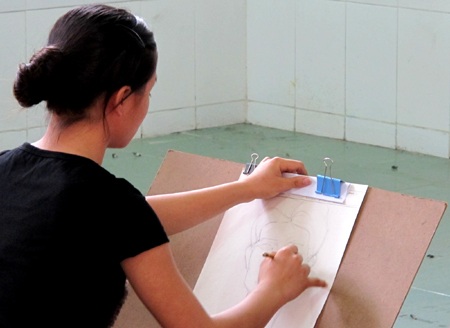 Thí sinh trổ tài vẽ tượng - 7 Thí sinh trổ tài vẽ tượng - 7