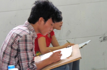 Thí sinh trổ tài vẽ tượng - 3 Thí sinh trổ tài vẽ tượng - 3