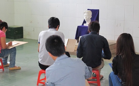 Thí sinh trổ tài vẽ tượng - 5 Thí sinh trổ tài vẽ tượng - 5