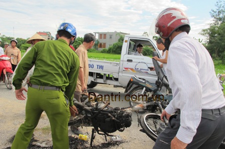 Lại thêm xe máy “cẩu tặc” bị đốt, đánh đập - 2
