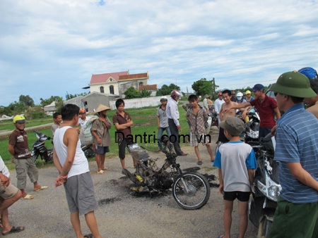 Lại thêm xe máy “cẩu tặc” bị đốt, đánh đập - 1