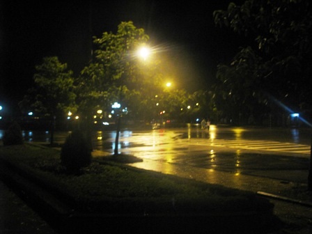 Bão số 3 suy yếu, người dân nhẹ nhõm  - 1