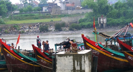 Chạy đua với cơn bão đang áp sát - 3