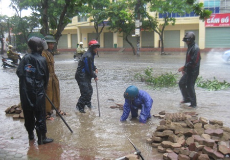 Chạy đua với cơn bão đang áp sát - 18