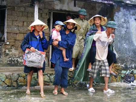 Chạy đua với cơn bão đang áp sát - 6