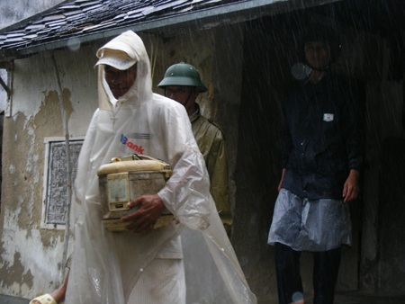 Chạy đua với cơn bão đang áp sát - 7