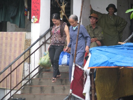 Hối hả di dân khi cơn bão đang tiến sát bờ - 2