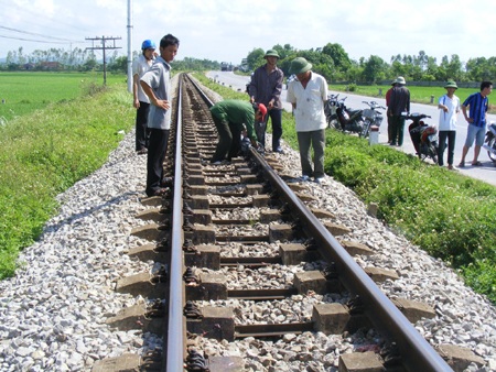 Nằm ngủ trên đường ray, bị tàu cán chết - 1