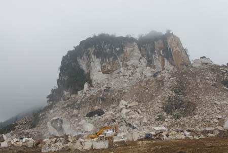 Ra quân xử lý hoạt động khai thác khoáng sản trái phép - 1