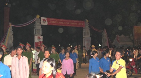 Hàng nghìn ngọn nến tri ân các anh hùng liệt sĩ - 1