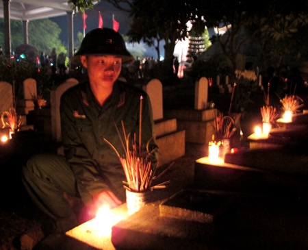 Hàng nghìn ngọn nến tri ân các anh hùng liệt sĩ - 10