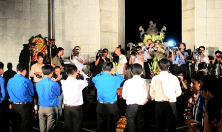 Hàng nghìn ngọn nến tri ân các anh hùng liệt sĩ - 3