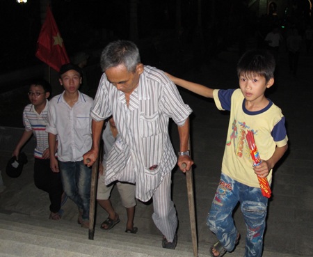 Hàng nghìn ngọn nến tri ân các anh hùng liệt sĩ - 2