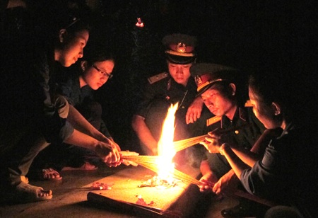 Hàng nghìn ngọn nến tri ân các anh hùng liệt sĩ - 6