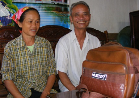 Hai nông dân nghèo nhặt được 300 triệu đồng, trả người đánh mất - 4