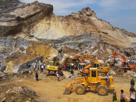 Vụ sập mỏ đá Lèn Cờ: Khởi tố Phó phòng Tài nguyên - Môi trường - 1 Vụ sập mỏ đá Lèn Cờ: Khởi tố Phó phòng Tài nguyên - Môi trường - 1