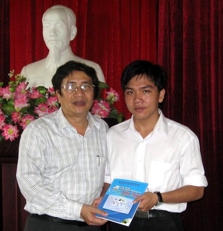 Tặng quà cho học sinh đoạt HCV Olympic Vật lý quốc tế - 1