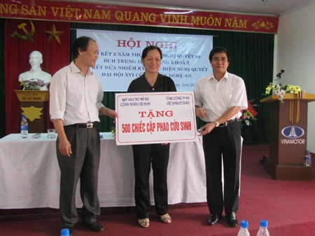 Tặng 500 chiếc cặp phao cho học sinh vùng lũ - 1 Tặng 500 chiếc cặp phao cho học sinh vùng lũ - 1