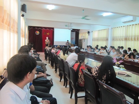 GS Toán học Vũ Hà Văn trao đổi kinh nghiệm với giảng viên, sinh viên ĐH Vinh - 2 GS Toán học Vũ Hà Văn trao đổi kinh nghiệm với giảng viên, sinh viên ĐH Vinh - 2