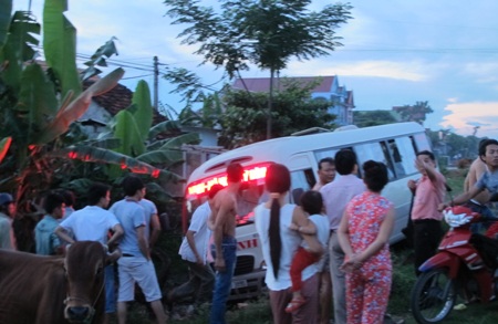 2 xe máy đối đầu, 5 người nguy kịch - 3 2 xe máy đối đầu, 5 người nguy kịch - 3