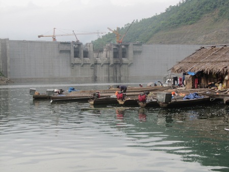 Thủy điện tích nước gây ngập trường học, nhà dân - 1 Thủy điện tích nước gây ngập trường học, nhà dân - 1