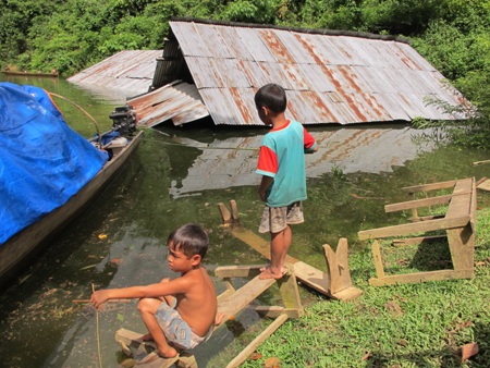 Cận cảnh trường học ngập tận nóc vì thủy điện tích nước - 4