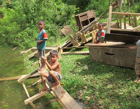 Cận cảnh trường học ngập tận nóc vì thủy điện tích nước - 3