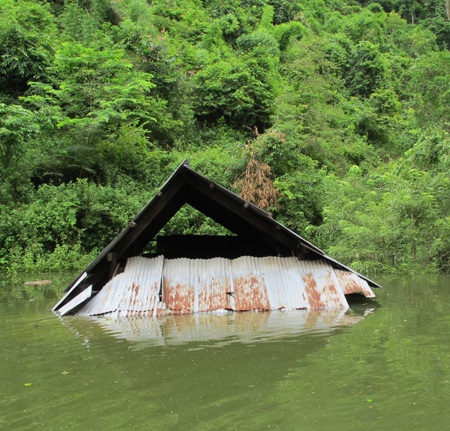 Cận cảnh trường học ngập tận nóc vì thủy điện tích nước - 1