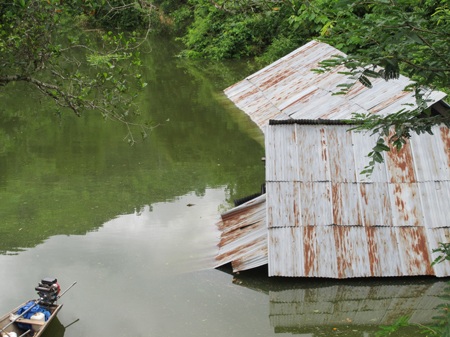 Cận cảnh trường học ngập tận nóc vì thủy điện tích nước - 2