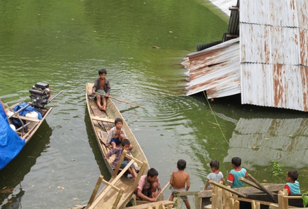 Cận cảnh trường học ngập tận nóc vì thủy điện tích nước - 6