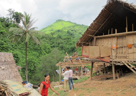 Về bản nghèo sắp chìm nghỉm trong lòng hồ thủy điện - 6