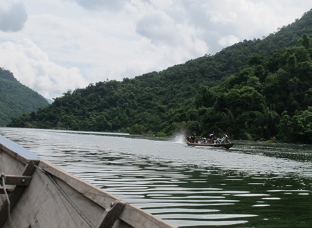 Về bản nghèo sắp chìm nghỉm trong lòng hồ thủy điện - 1