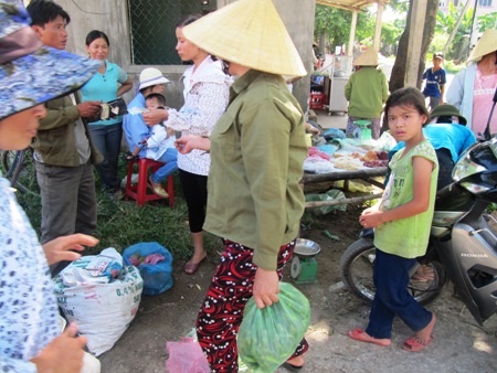 Kiếm vài chục triệu mỗi tháng nhờ... săn cào cào - 4