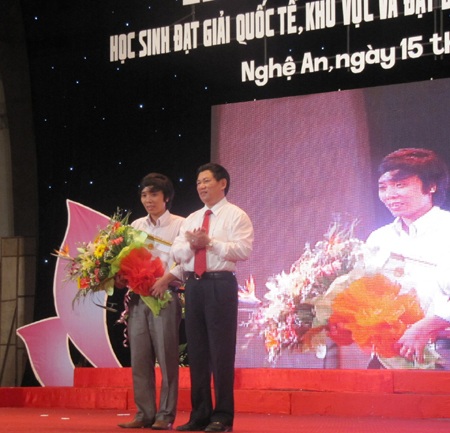 Nghệ An khen thưởng học sinh đạt giải quốc tế, khu vực và thi ĐH đạt điểm cao - 2