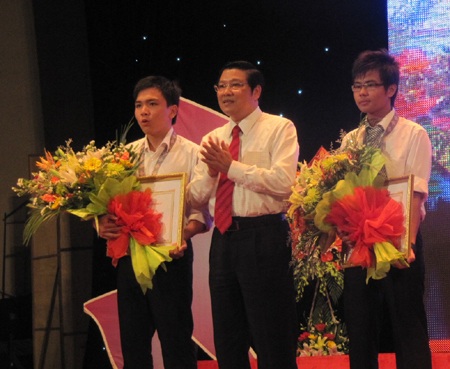 Nghệ An khen thưởng học sinh đạt giải quốc tế, khu vực và thi ĐH đạt điểm cao - 1