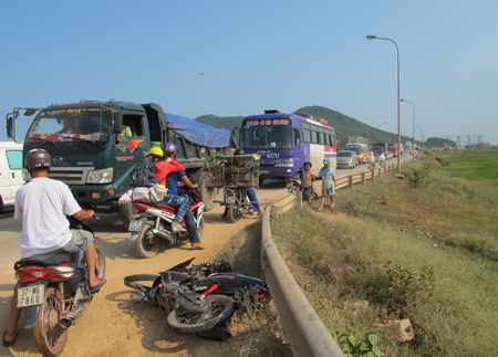 Tai nạn kinh hoàng, 2 người chết tại chỗ - 2