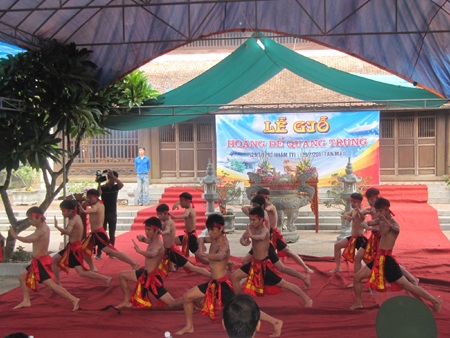 Hào hùng lễ giỗ Hoàng đế Quang Trung - 3 Hào hùng lễ giỗ Hoàng đế Quang Trung - 3